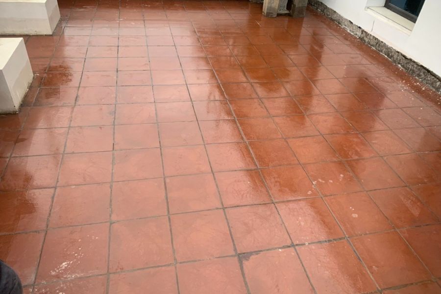 Sàn sân thượng đọng nước lâu ngày