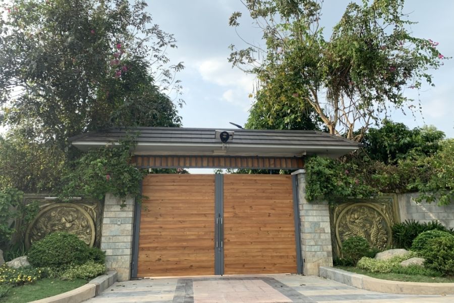 Mẫu cổng gỗ tự nhiên cho biệt thự sân vườn