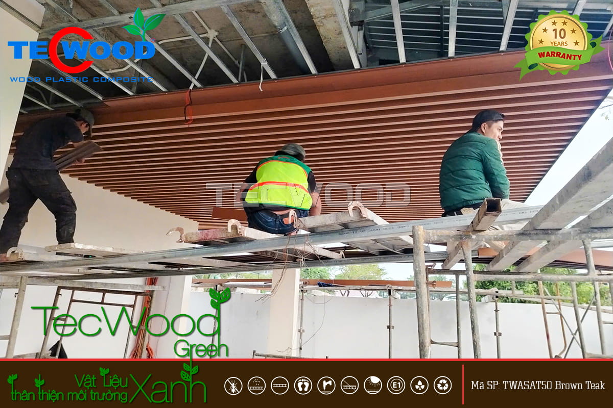 Thi công trần lam gỗ nhựa trang trí ban công công trình