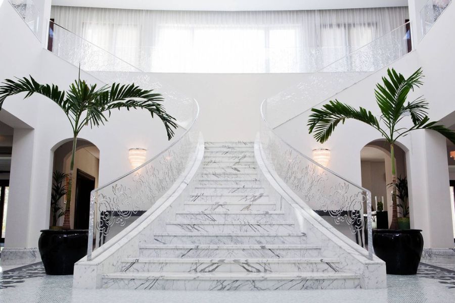 Ốp cầu thang bằng đá marble