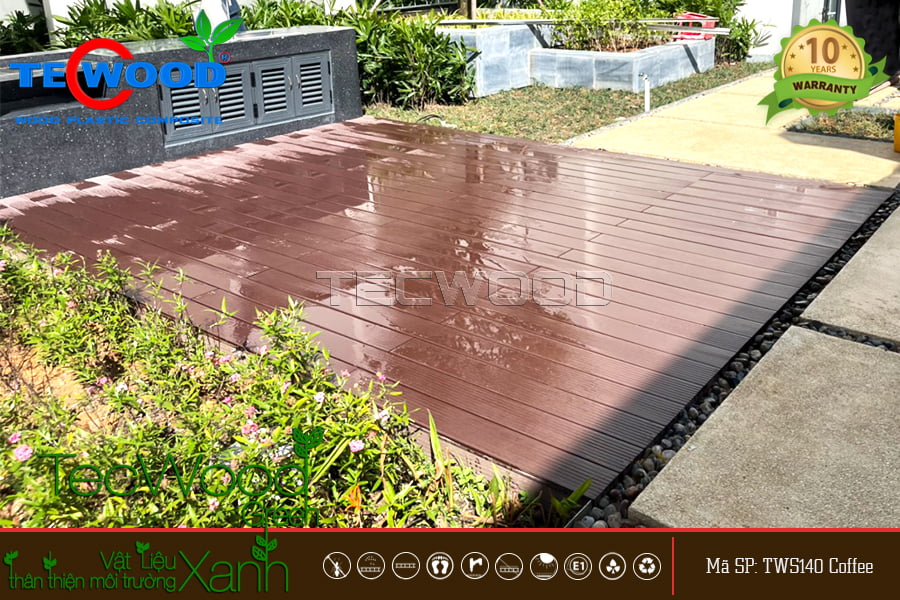 Sàn gỗ ngoài trời sau khi mưa, thoát nước nhanh