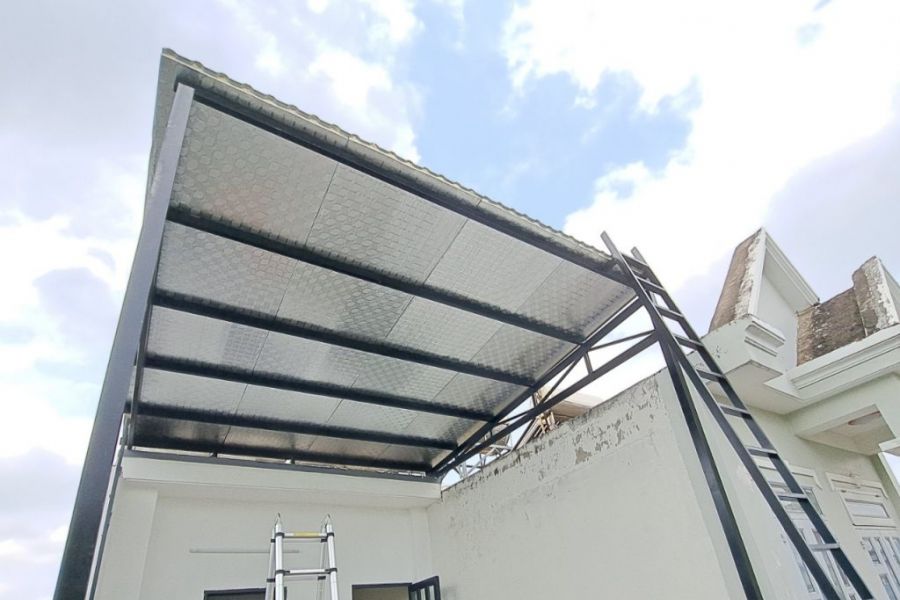 Lam che nắng sân thượng bằng mái tôn