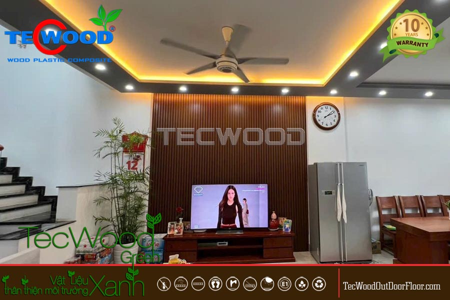 Lam sóng nhựa giả gỗ ốp phòng khách nhỏ