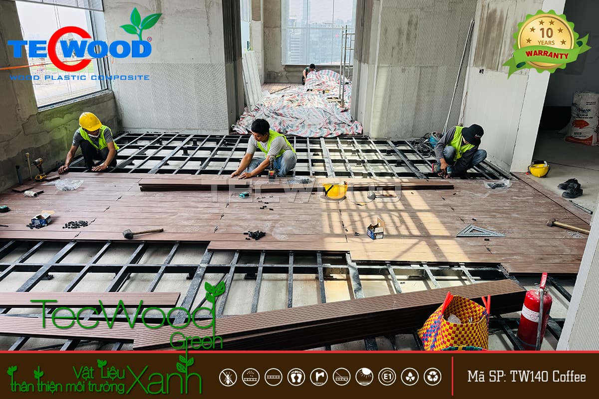 Nhân viên thi công sàn gỗ nhựa ngoài trời cho khách sạn Sheraton