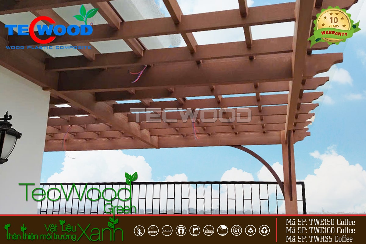 Mái che nắng cho sân thường bằng gỗ nhựa kết hợp kính