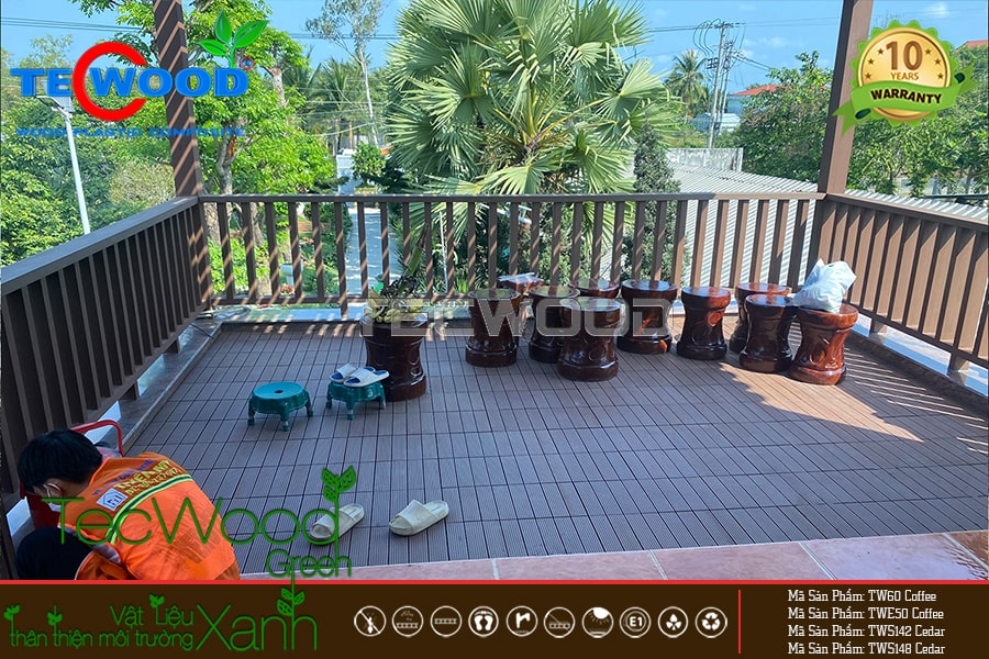 Mẫu lan can sân thượng gỗ nhựa cho biệt thự sân thượng