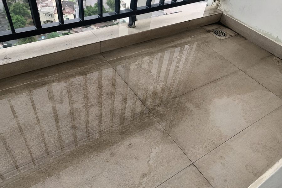 Sàn ban công bị đọng nước