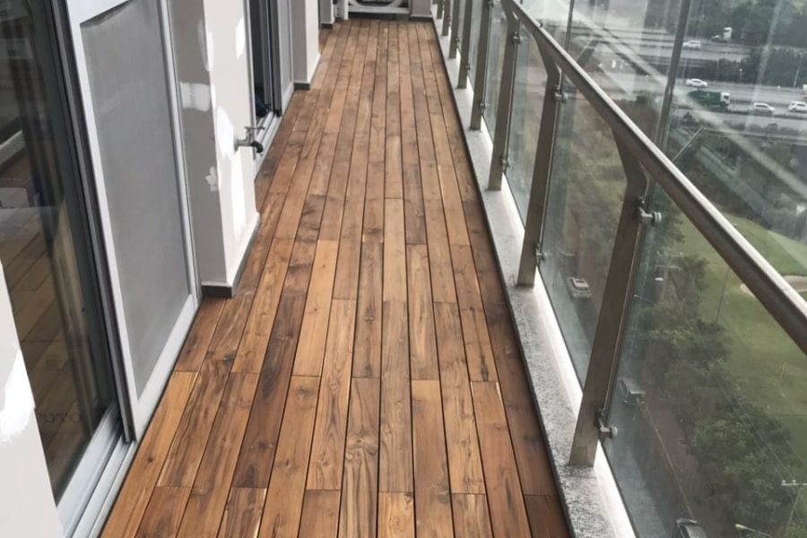 Sàn gỗ tự nhiên lót ban công dễ bị rêu mốc