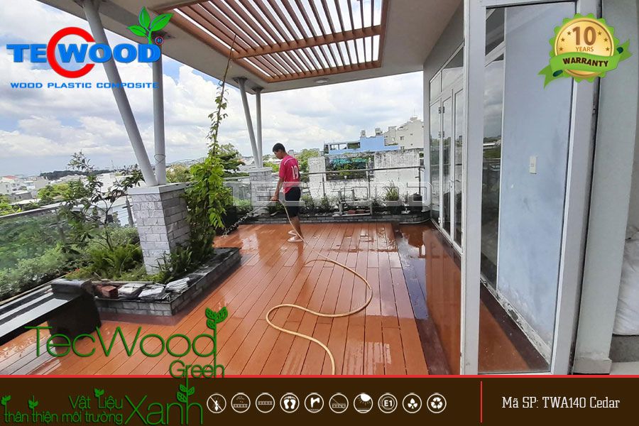 Sàn gỗ TWA140 màu Cedar lát sàn sân thượng, thoát nước tốt
