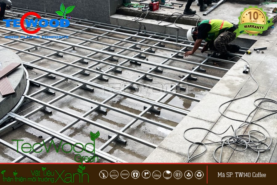 Lắp đặt khung xương inox khi thi công sàn gỗ sân thượng