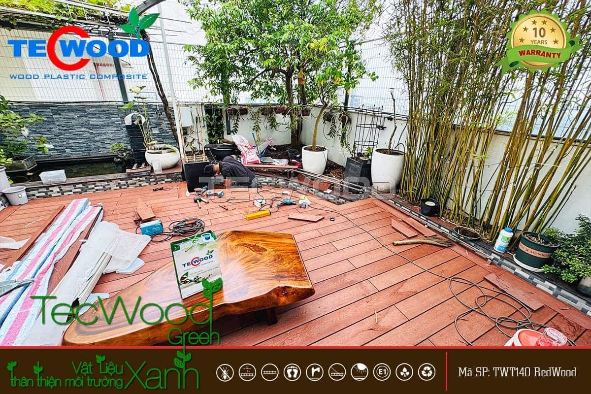 Sàn gỗ nhựa màu Cedar lót sân thượng nhà phố
