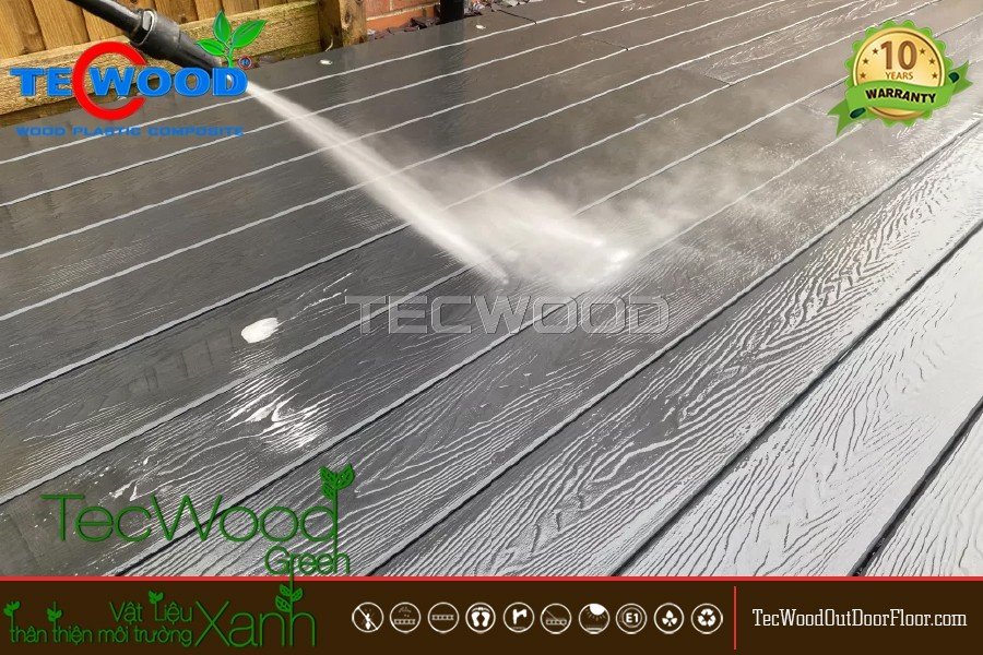 Xịt vòi nước vệ sinh sàn gỗ sân thượng