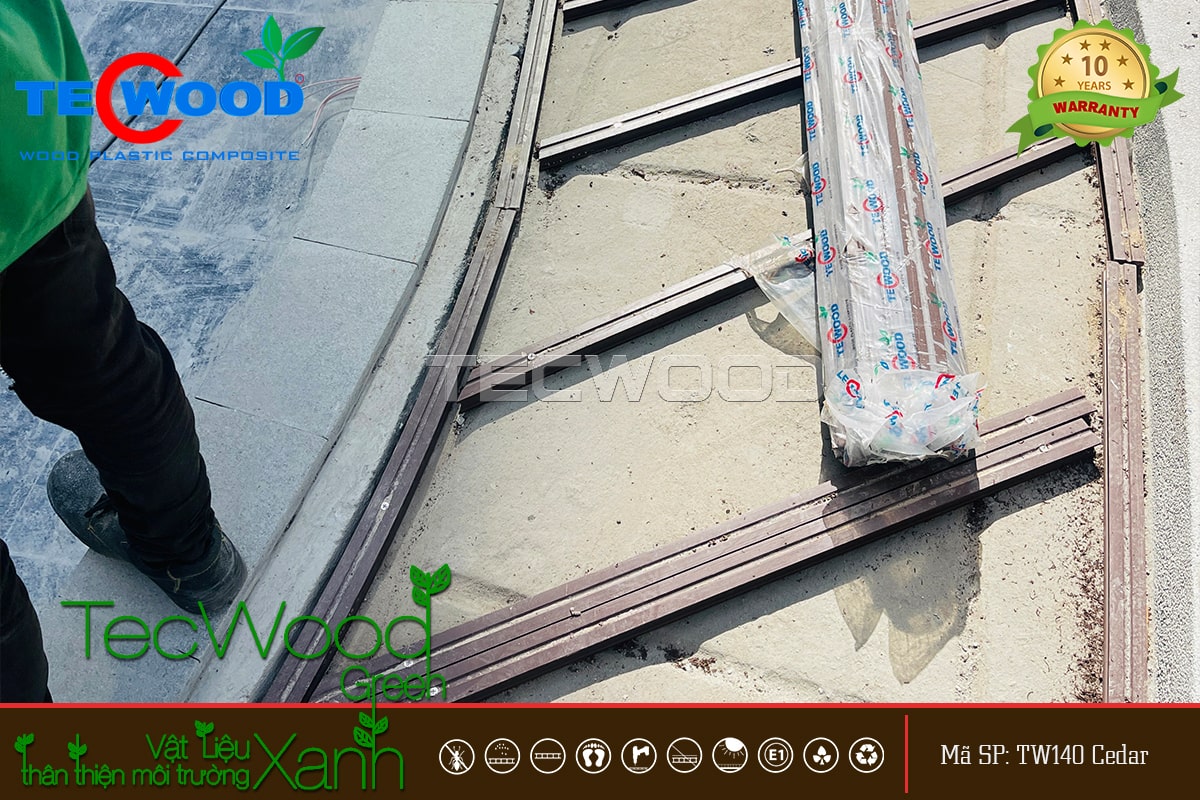 Khung xương gỗ nhựa khi thi công sàn gỗ ngoài trời