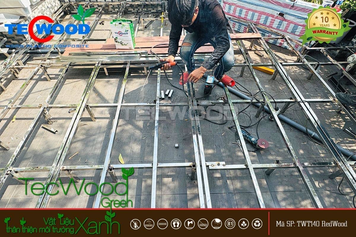Lắp đặt hệ khung inox trước khi thi công sàn gỗ sân vườn