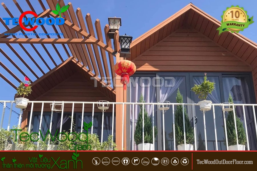 Công trình sử dụng tấm ốp ASA và giàn lam gỗ trang trí mặt tiền 