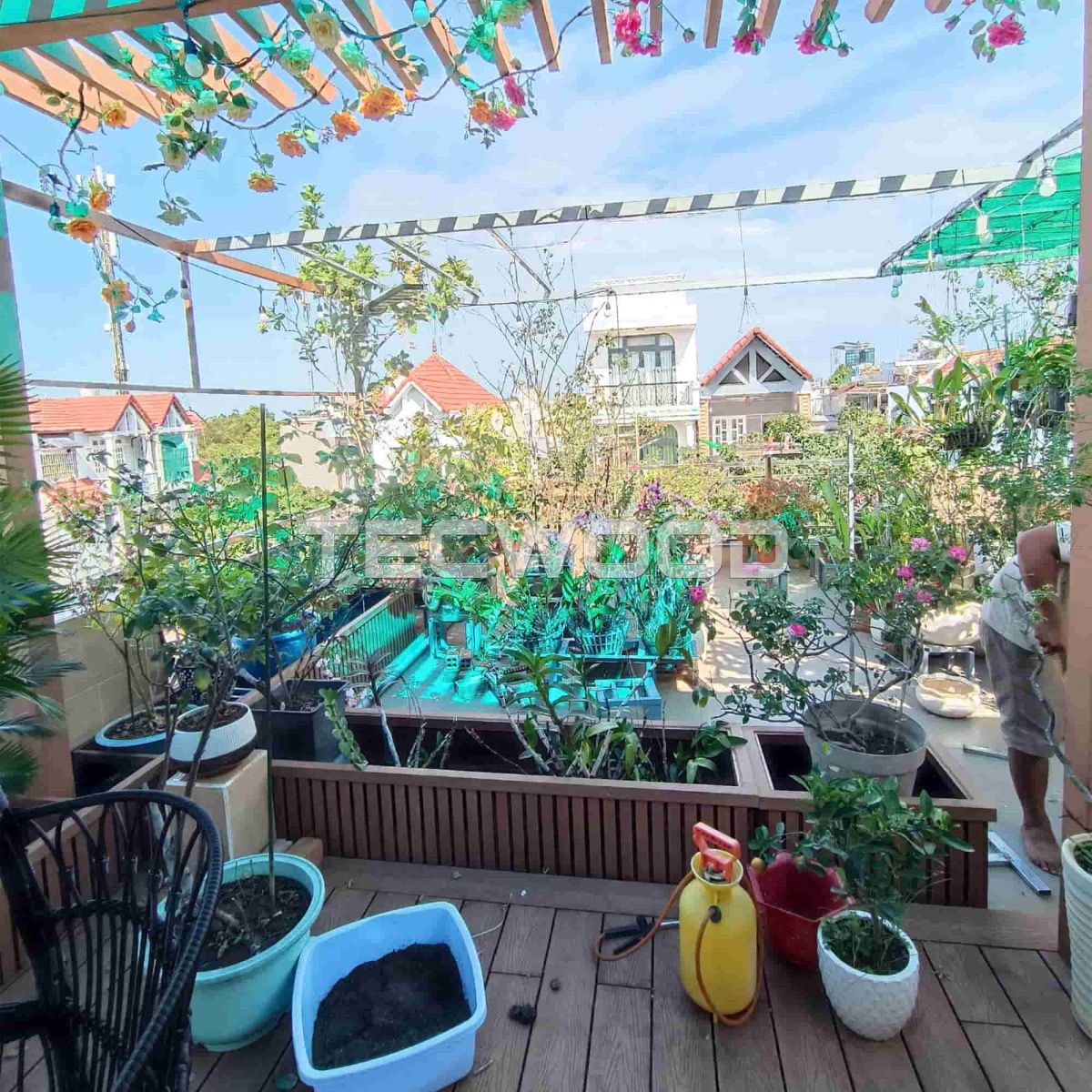 Sân thượng đẹp với bồn cây gỗ nhựa và lát sàn nhựa giả gỗ
