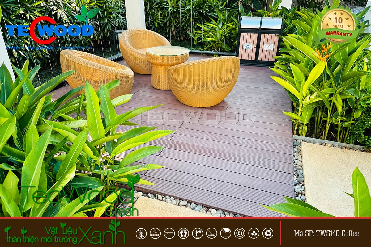 Thiết kế sân thượng xanh với sàn gỗ nhựa và bồn cây