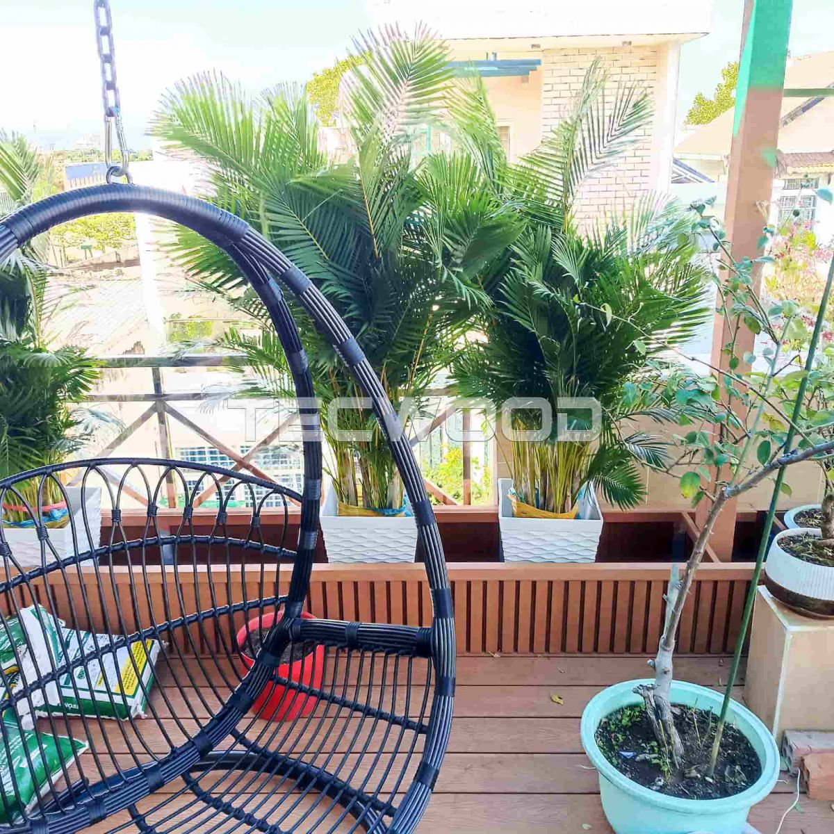 Thiết kế sân thượng lót sàn gỗ nhựa và chậu cây ngoài trời