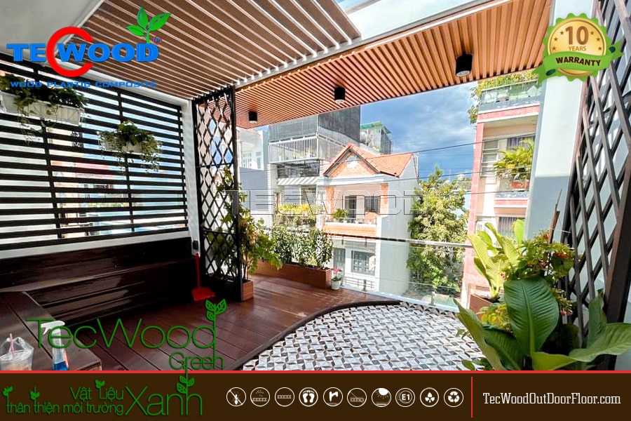 ý tưởng trang trí ban công tiết kiệm với sàn gỗ ngoài trời