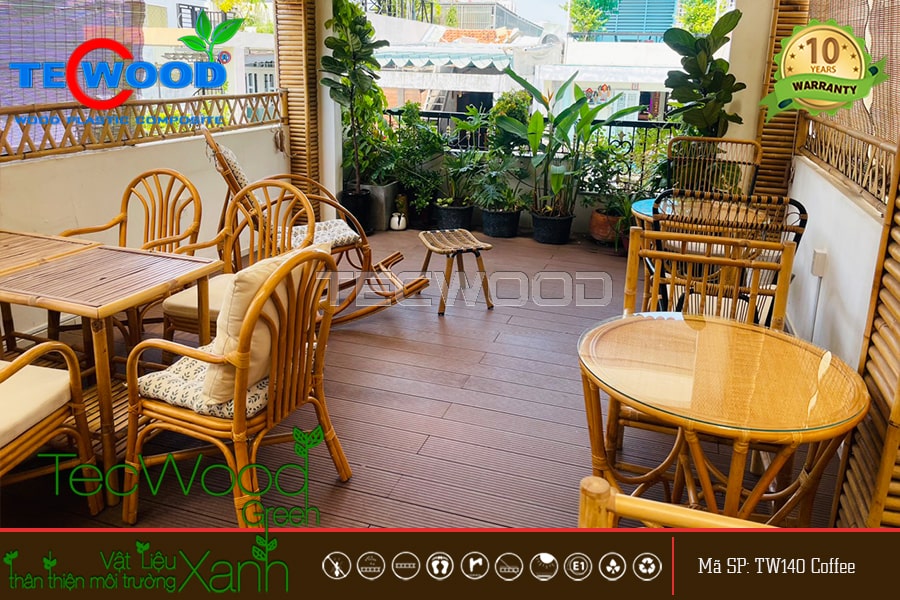 làm mới ban công với sàn gỗ nhựa ngoài trời