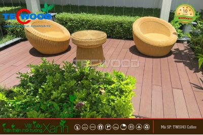 Thiết kế sân thượng xanh đẹp với sàn và bồn cây gỗ nhựa